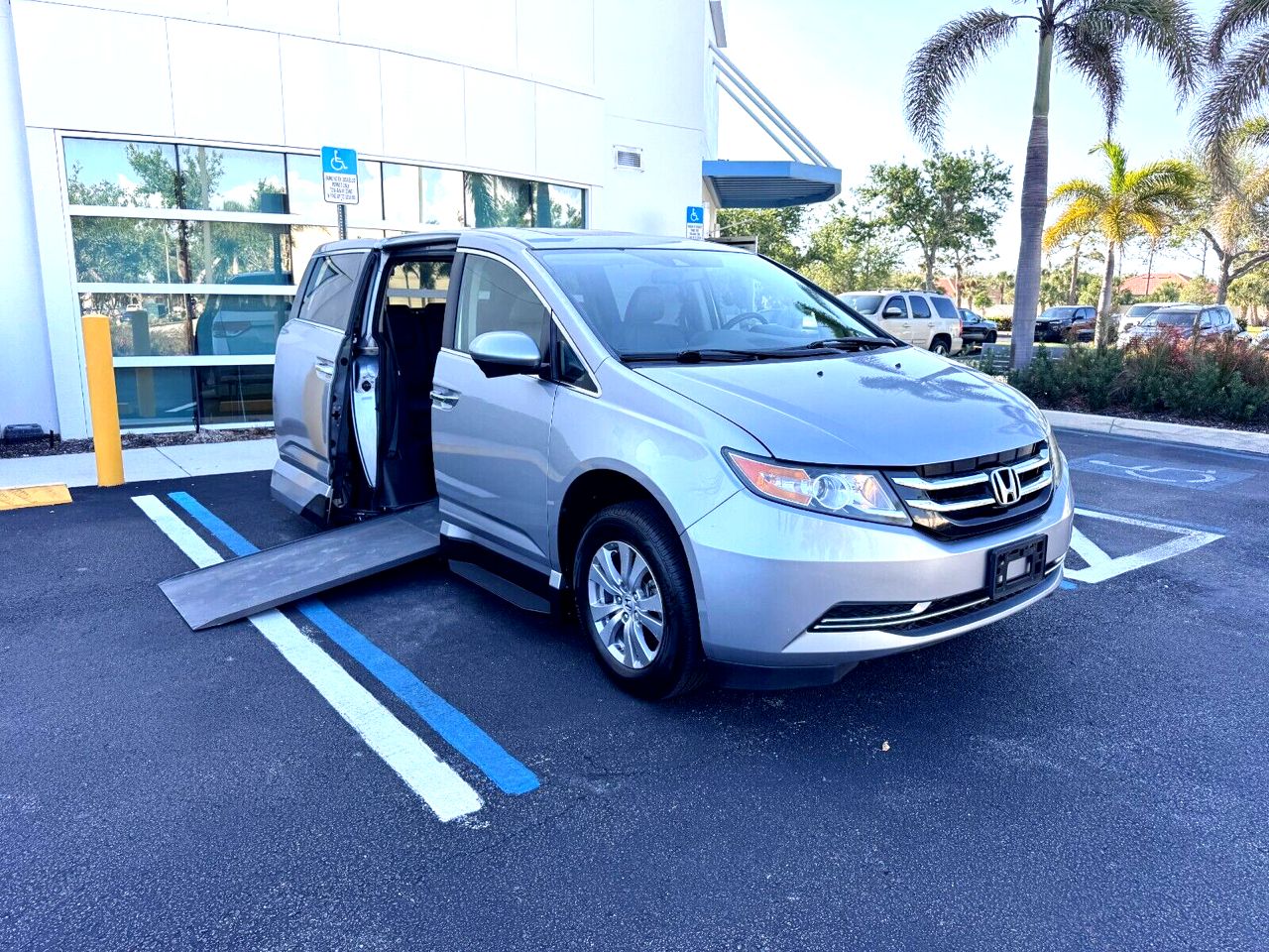Honda Odyssey EX-L, VMI Handicap Ramp Van w/Kneeling