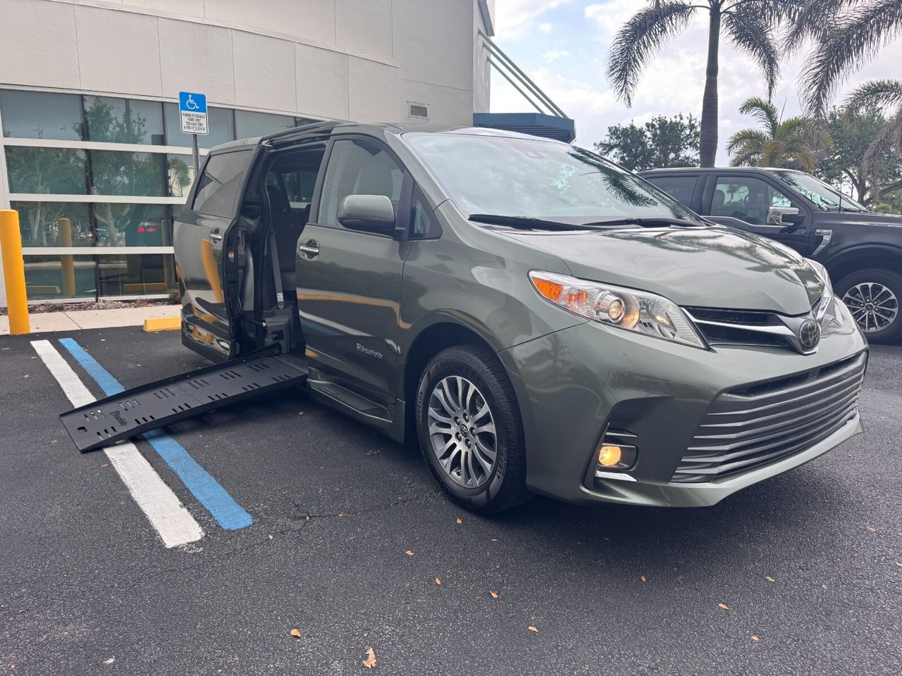 Toyota Sienna XLE PREMIUM Braunability Power RAMP