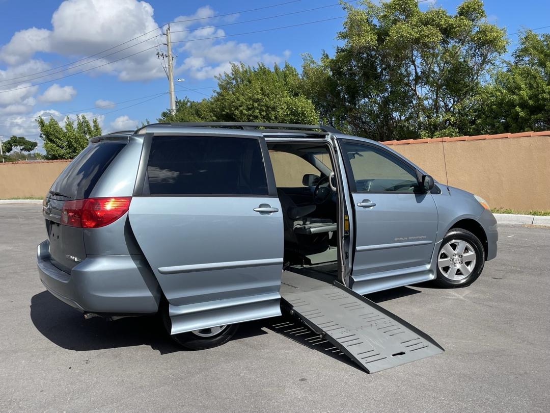 Toyota Sienna LE Wheelchair Ramp
