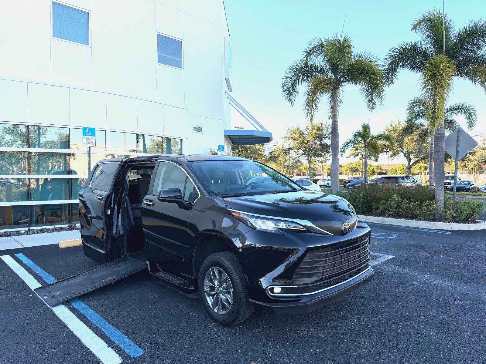 Toyota Sienna XLE Power RAMP + Pass EZ Lock